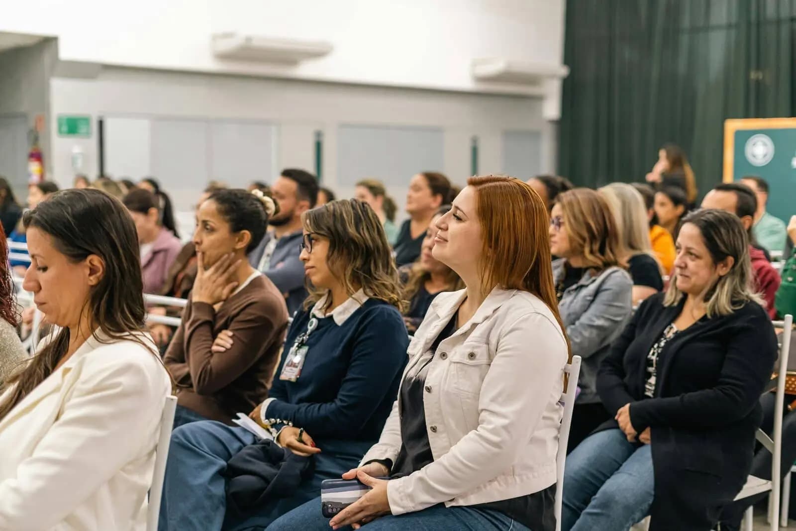 Uczestniczki słuchające wykładu edukacyjnego